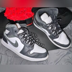 Air Jordan 1 Mid SE Elephant Print Black/White Men’s Size 11 (FB9911-001)